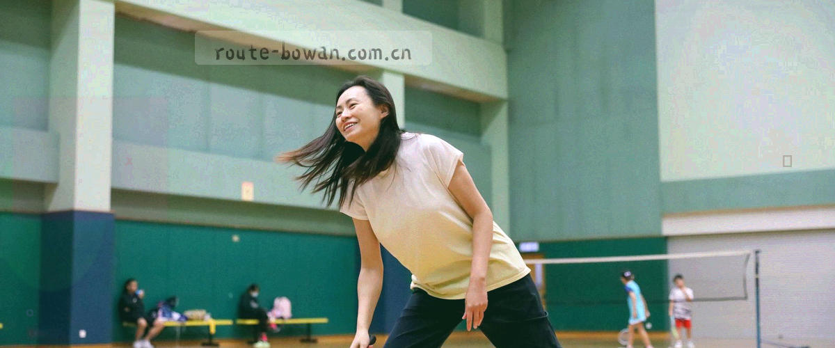 两列数据面板与高亮差异线的抽象图形